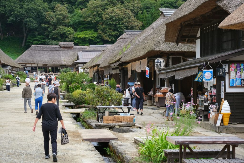 Les touristes (japonais) dans le village d'Ouchi-juku