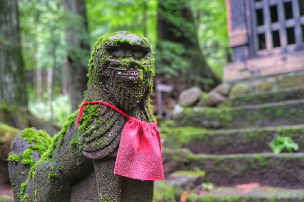 Sculpture devant un autel près de Nikko