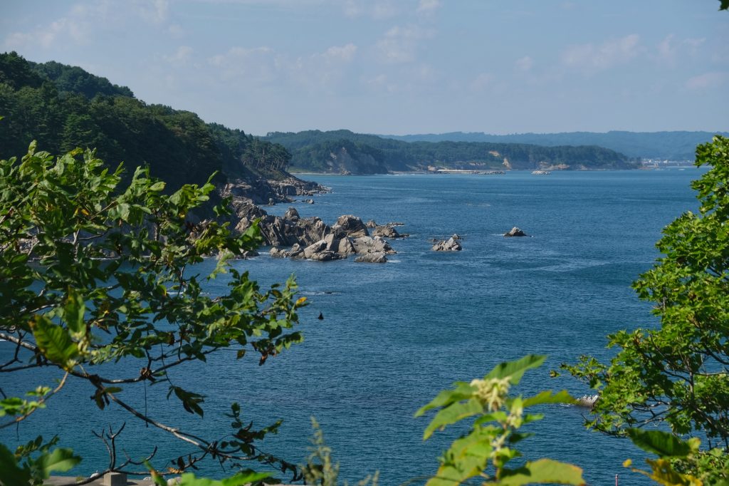 La magnifique côte de Sanriku Kaigan sous le soleil