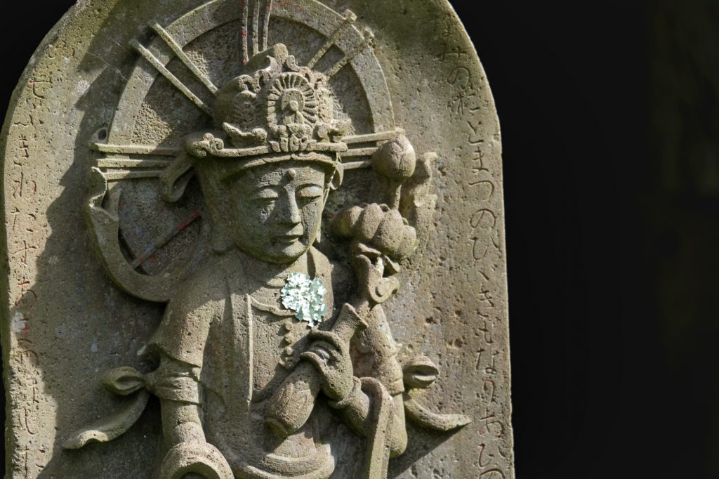 Une statue dans les jardins devant le Zuigan-ji de Matsushima