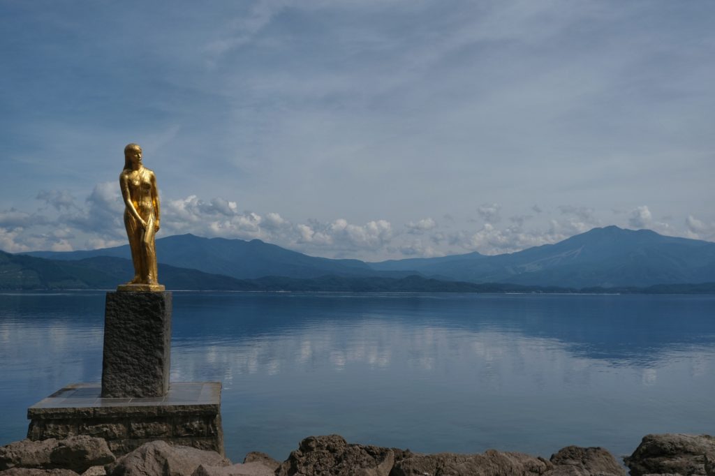 Statue de Tatsuko au bord du lac Tazawa