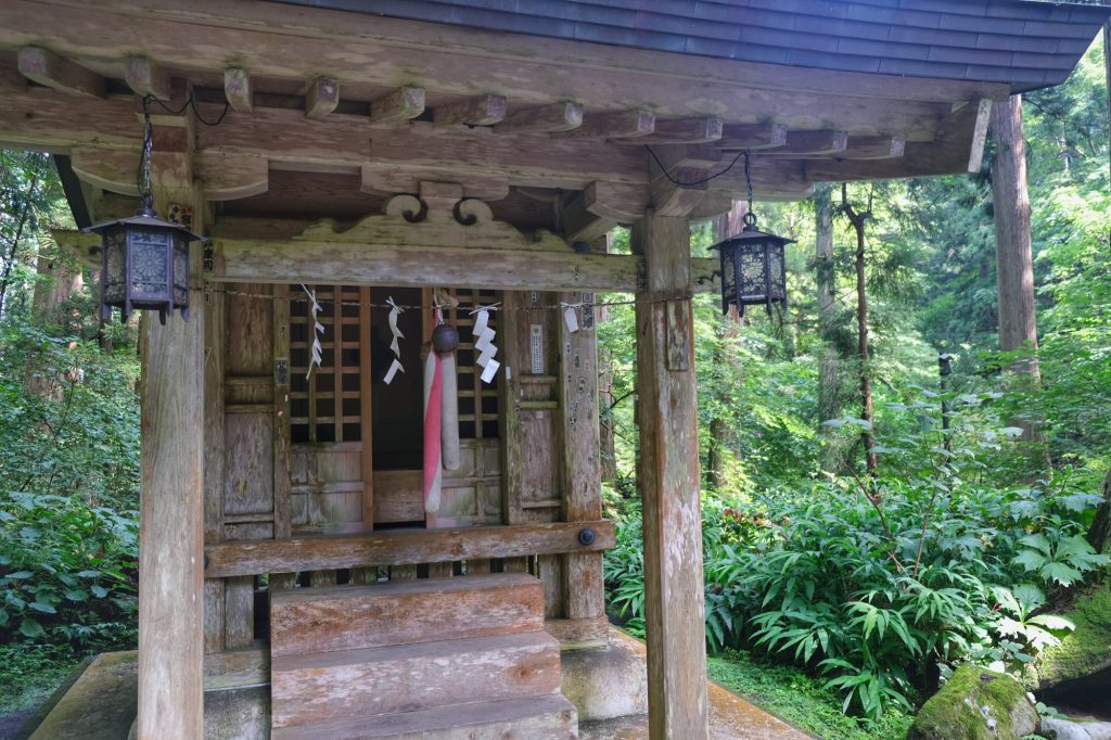 Un temple le long du sentier du Haguro San