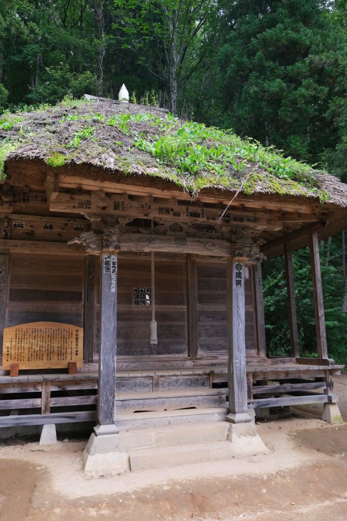 Un temple et son herbe sur le toit à Ouchi-juku