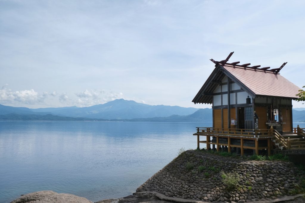 Le temple surplombant le lac Tazawa