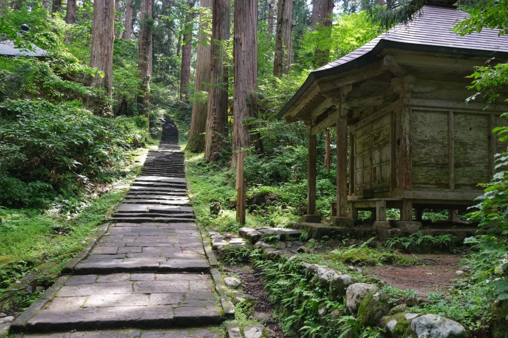 Un temple au bord du sentier du Mont Haguro