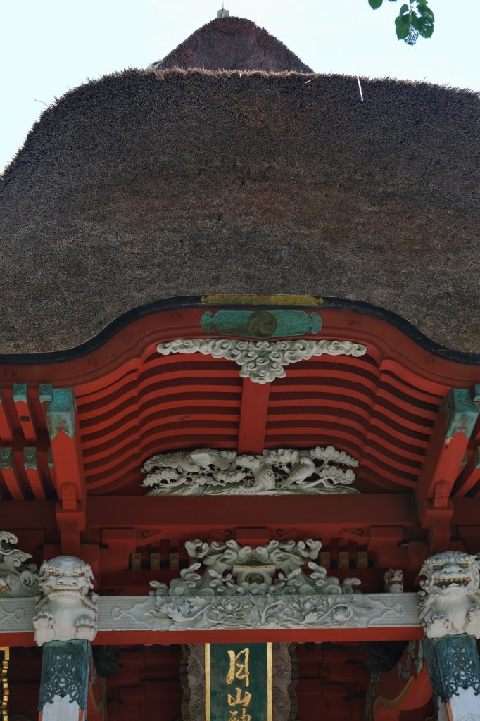 Le toit de chaume du temple du Haguro San