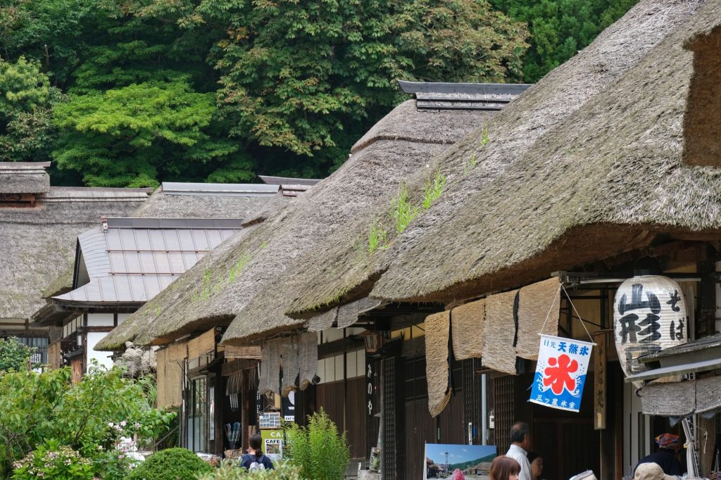 Les toits de chaume du village d'Ouchi-juku