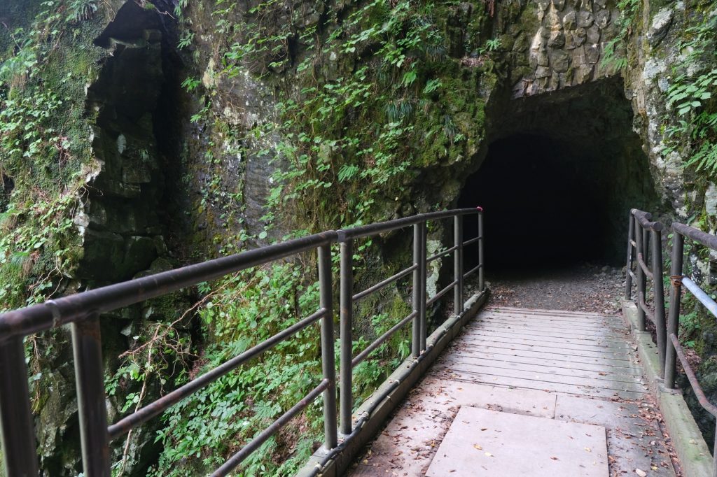Un tunnel le long du sentier des gorges