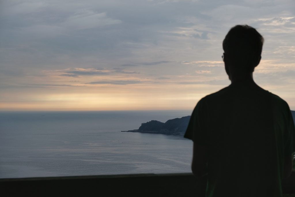 Vincent contemple le lever de soleil sur les côtes de Sanriku Kaigan