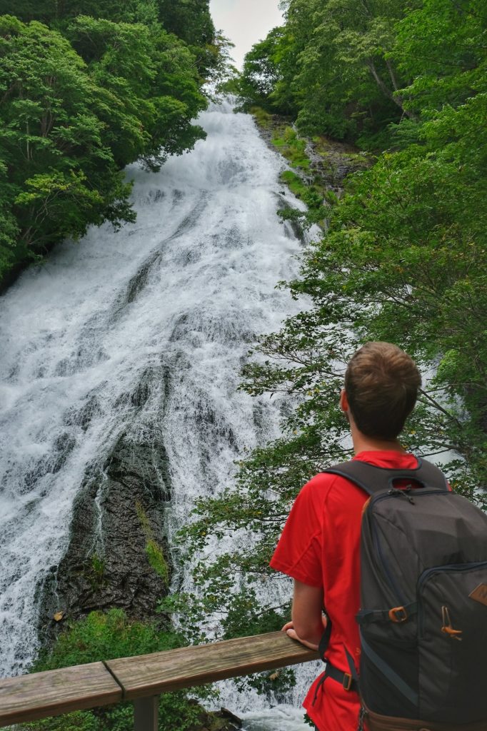 Vincent contemple les cascades Yudaki