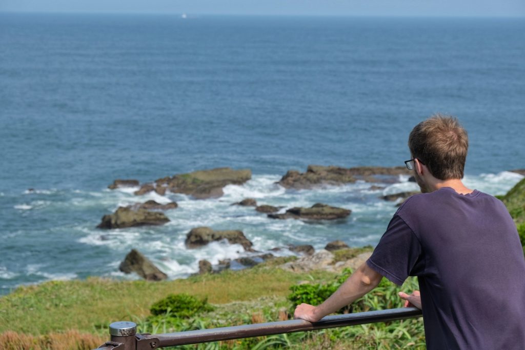 Vincent contemple l'océan tourmenté du cap Inubo
