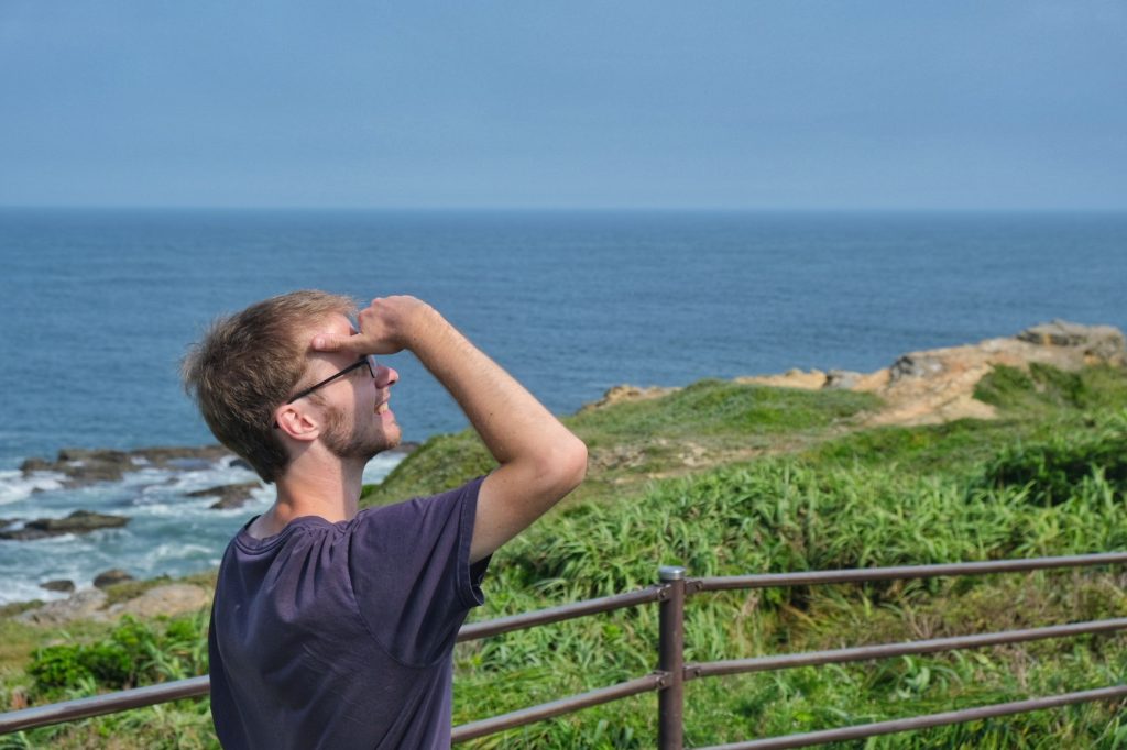 Vincent regarde le phare du cap Inuno