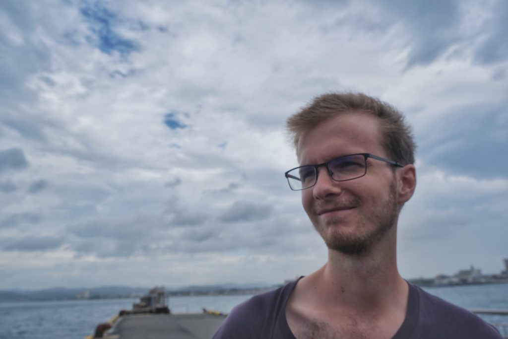 Vincent profite de l'air marin