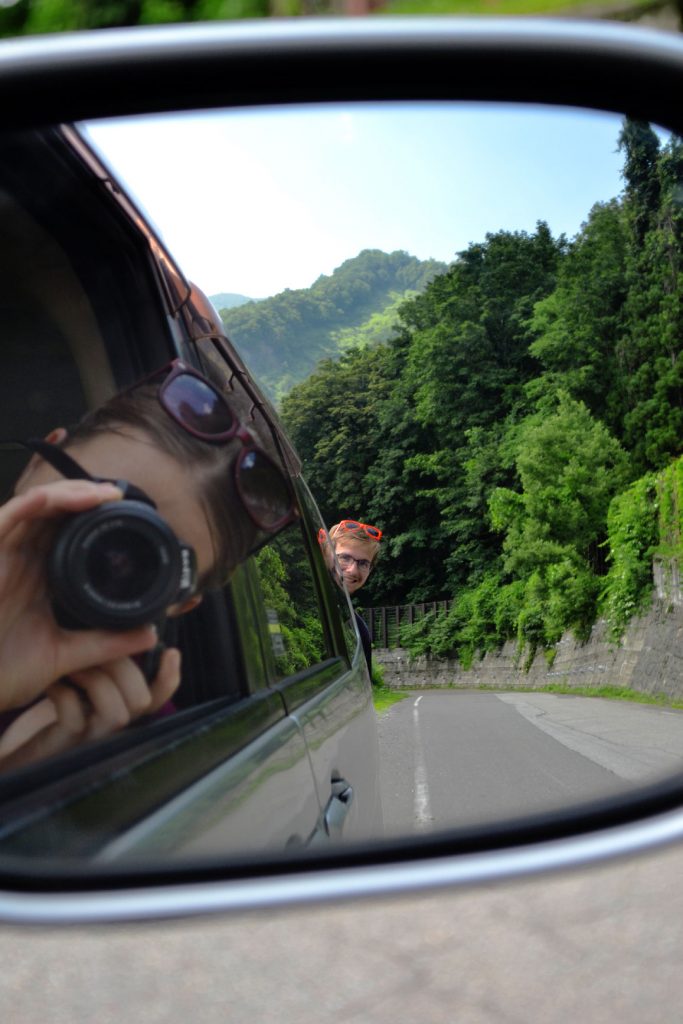 Selfie rétroviseur sur la route