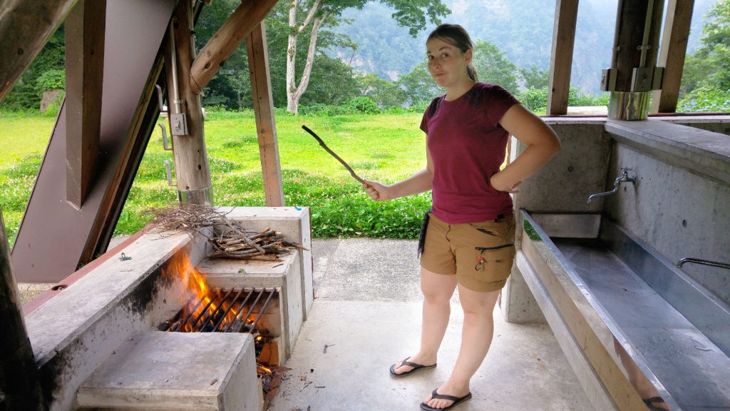 Claire fait le feu dans le camping d'Umidani Sankyo