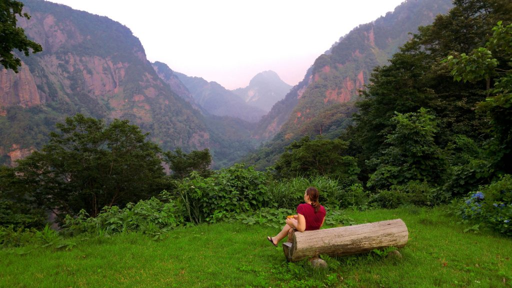 Claire mange en contemplant les montagnes dans le camping d'Umidani Sankyo