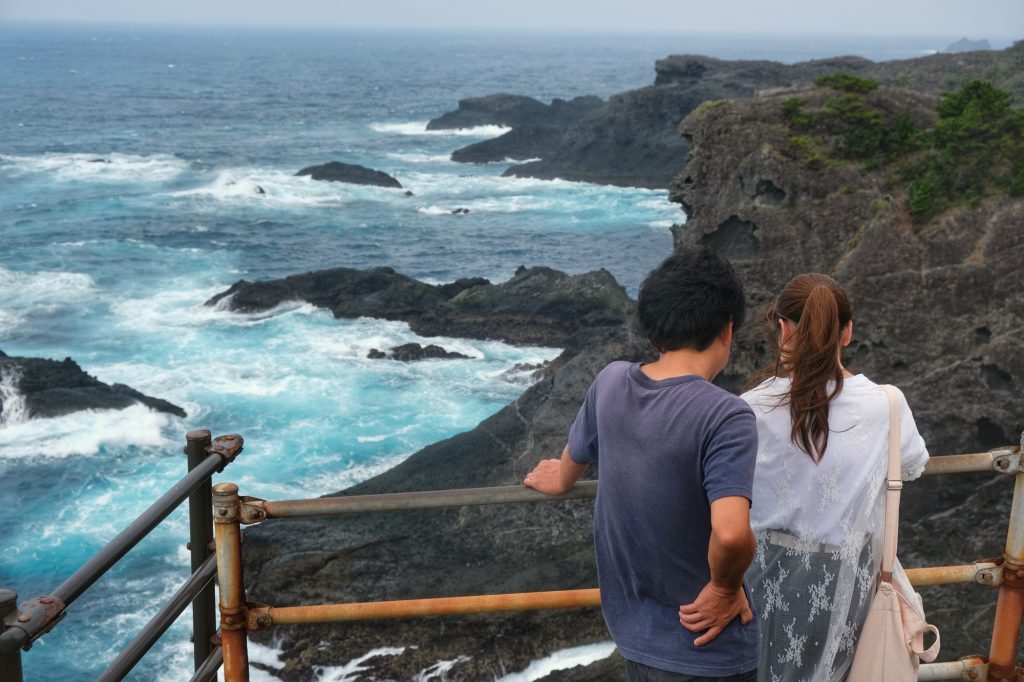 Un couple au temple d'Ishimuro