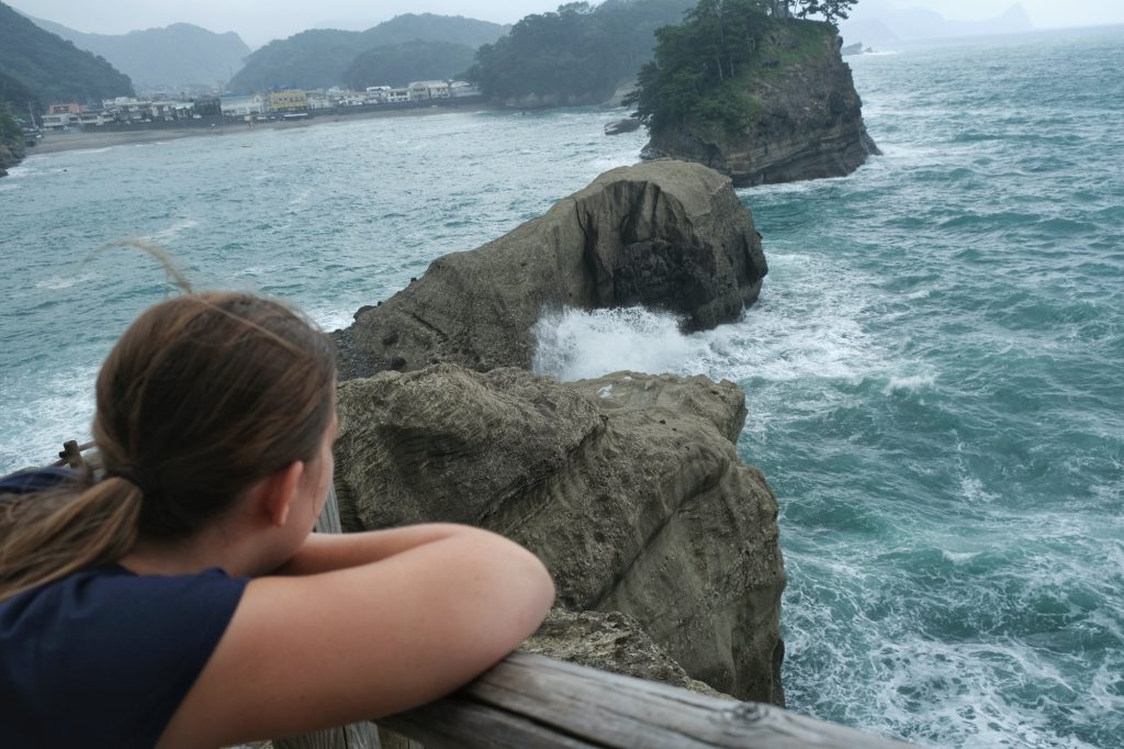 Claire contemple la baie de Dogashima