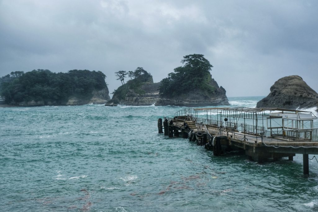 Le quai dans la baie de Dogashima dans la péninsule d'Izu