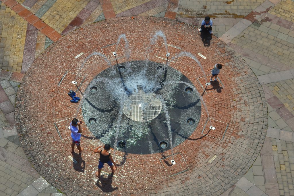 Des enfants jouent sur une fontaine du parc Kansui à Toyama