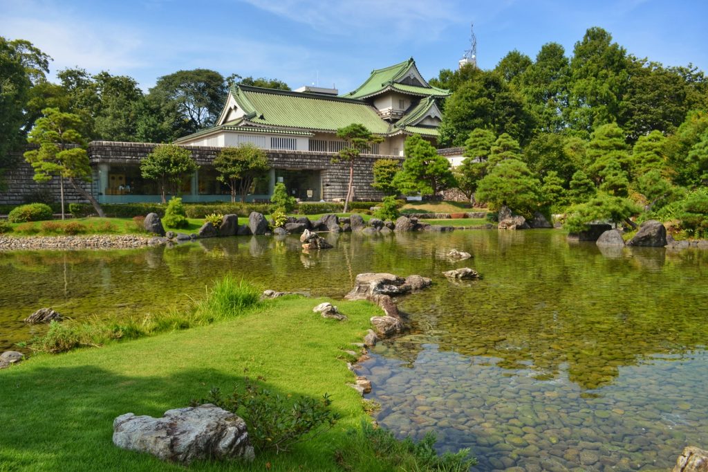 Le parc devant le château de Toyama