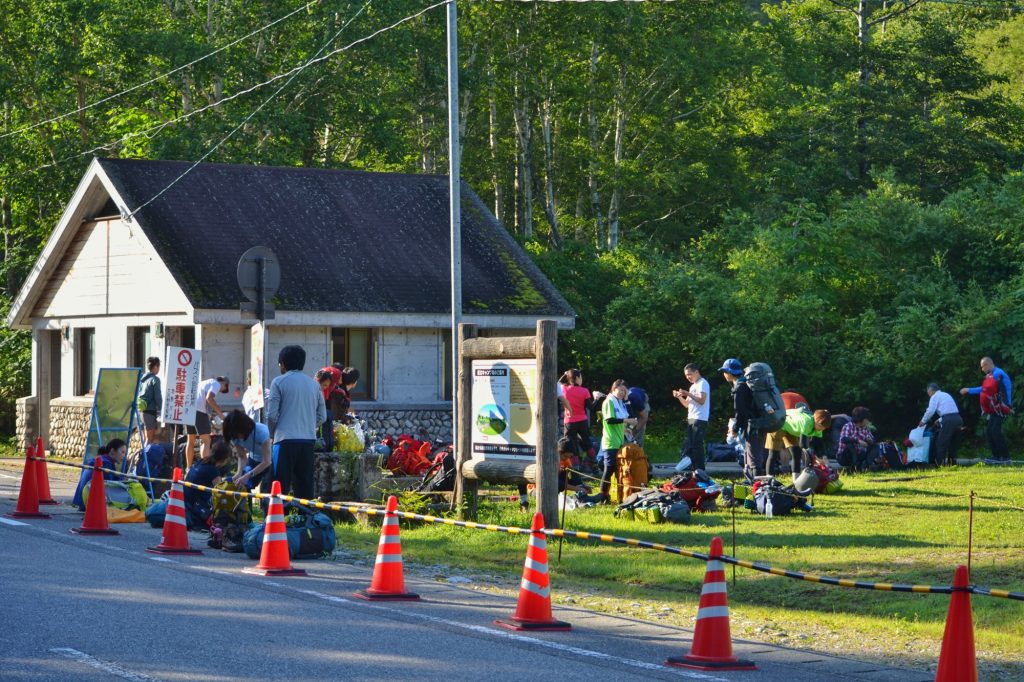Les randonneurs qui se prépare à grimper les monts Hida