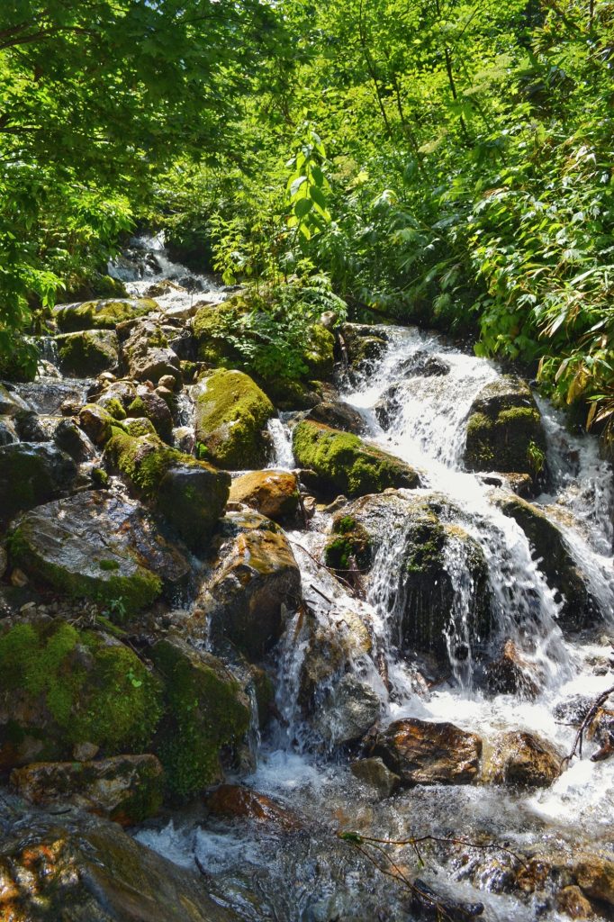 Une cascade sur la montagne Nakayama