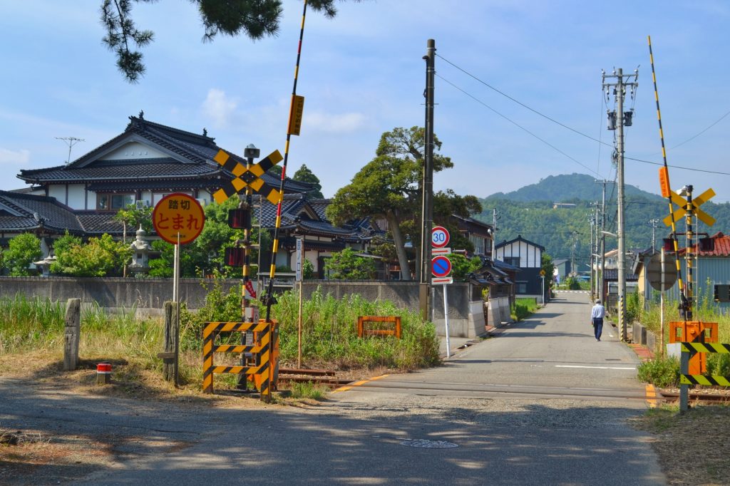 Un passage à niveau à Amaharashi