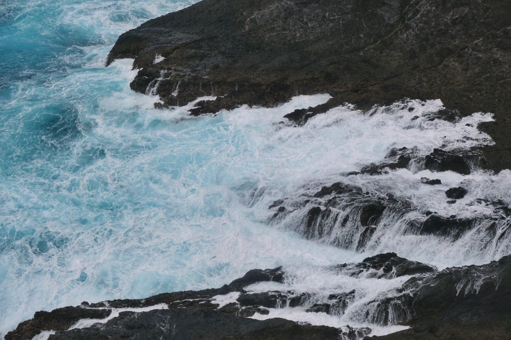 Les vagues du cap Iro dans la péninsule d'Izu