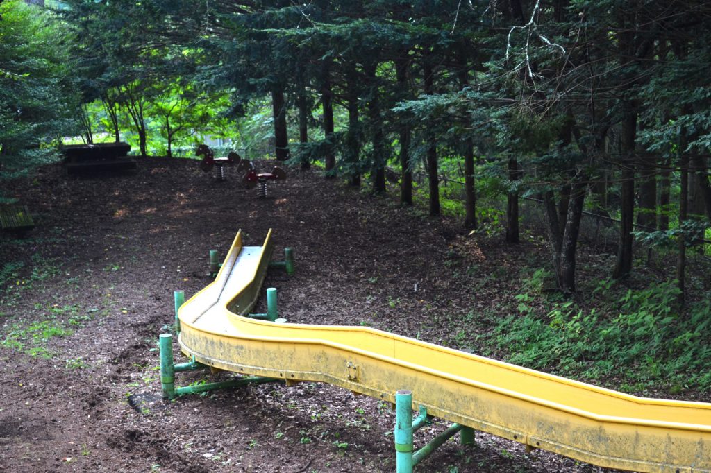 Un camping avec des jeux pour enfants à moitié à l'abandon