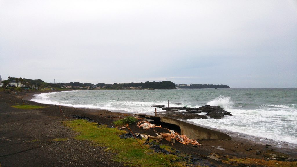 Même en bord de mer on trouve des campings abandonnés (celui-ci, on n'a pas pu y dormir)
