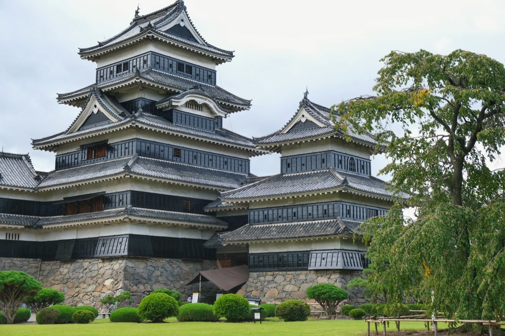 Le château de Matsumoto vue depuis ses jardins