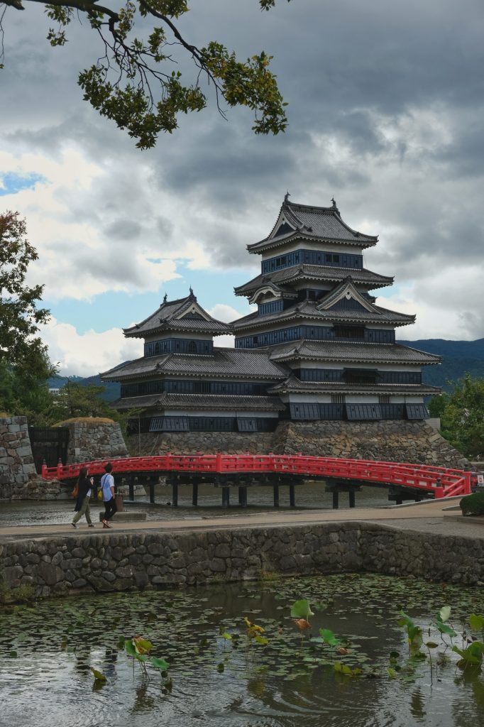Le châtreau de Matsumoto et son pont rouge