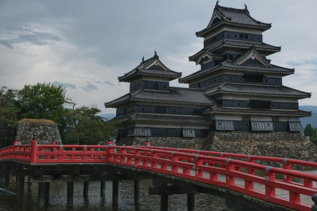 Le châtreau de Matsumoto et son pont rouge