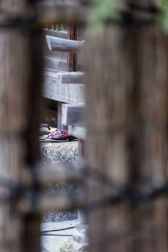 Des chaussures dans le jardin du château de Takamatsu