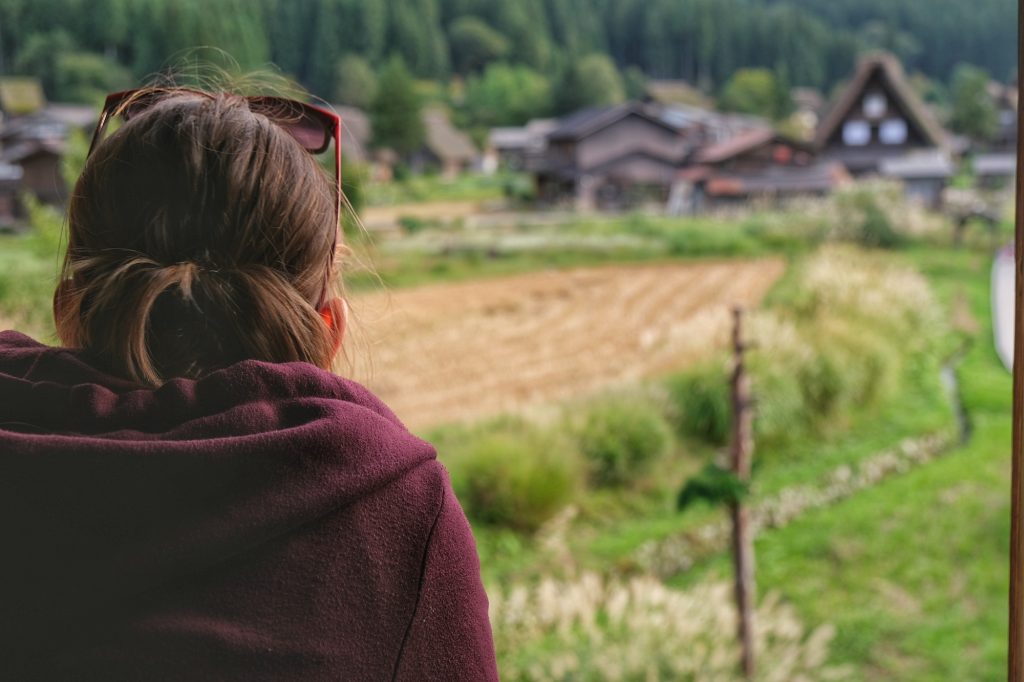 Claire contemple le village d'Ogimachi, Shirakawa-Go