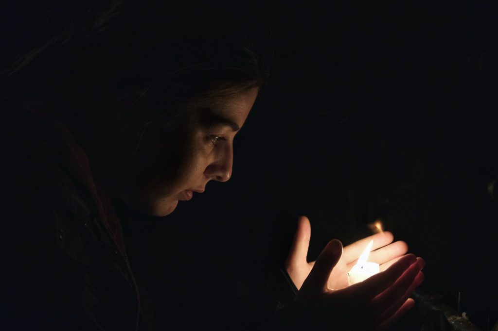 Claire en communion avec une bougie du mausolée du Kobo Daishi