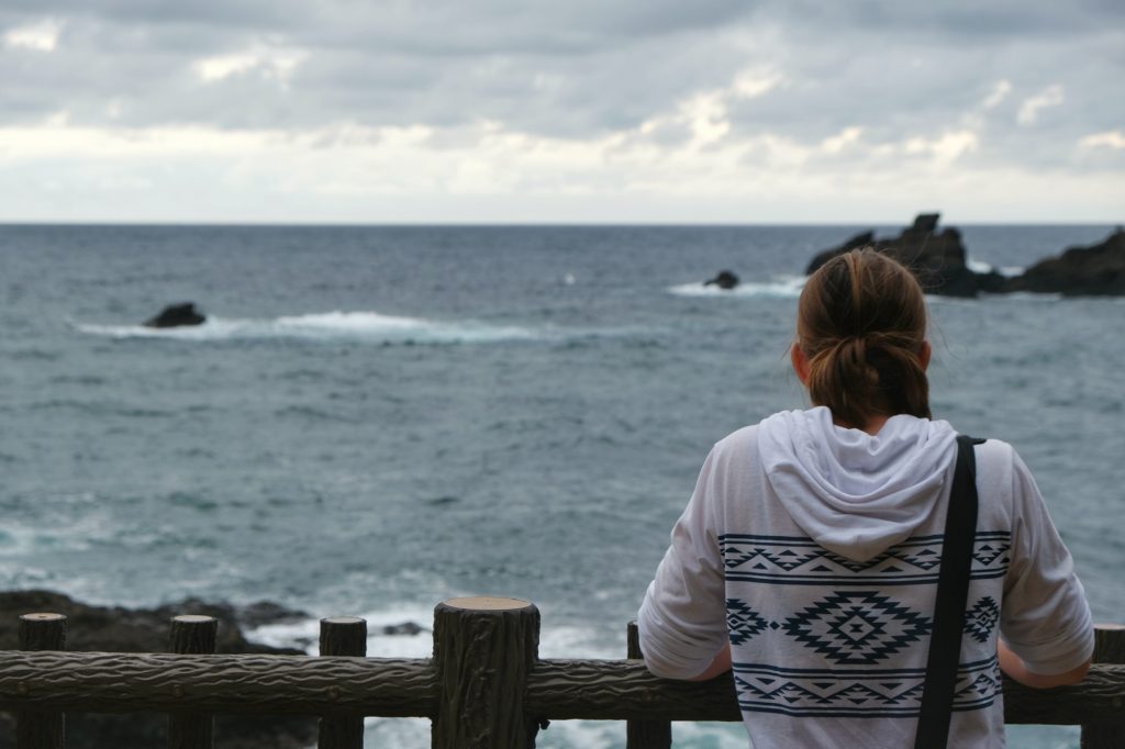 Contemplation de la mer entre Kanazawa et Kyoto