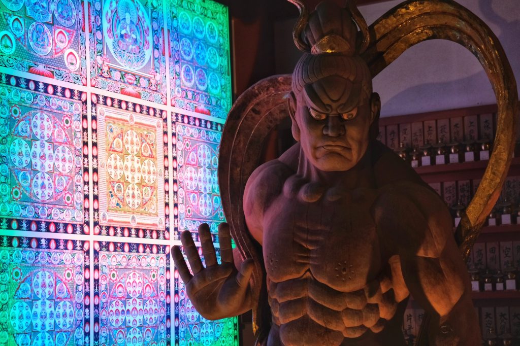 Un éclairage bien particulier à l'entrée de notre temple-hôtel
