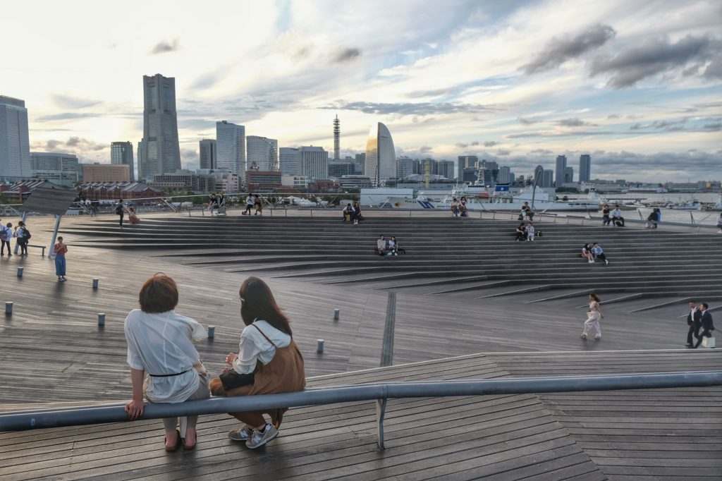Les gens profitent de la fin de journée sur l'embarcadère de Yokohama