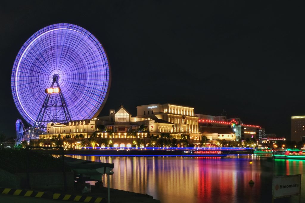 La grande roue et un complexe commercial à Yokohama