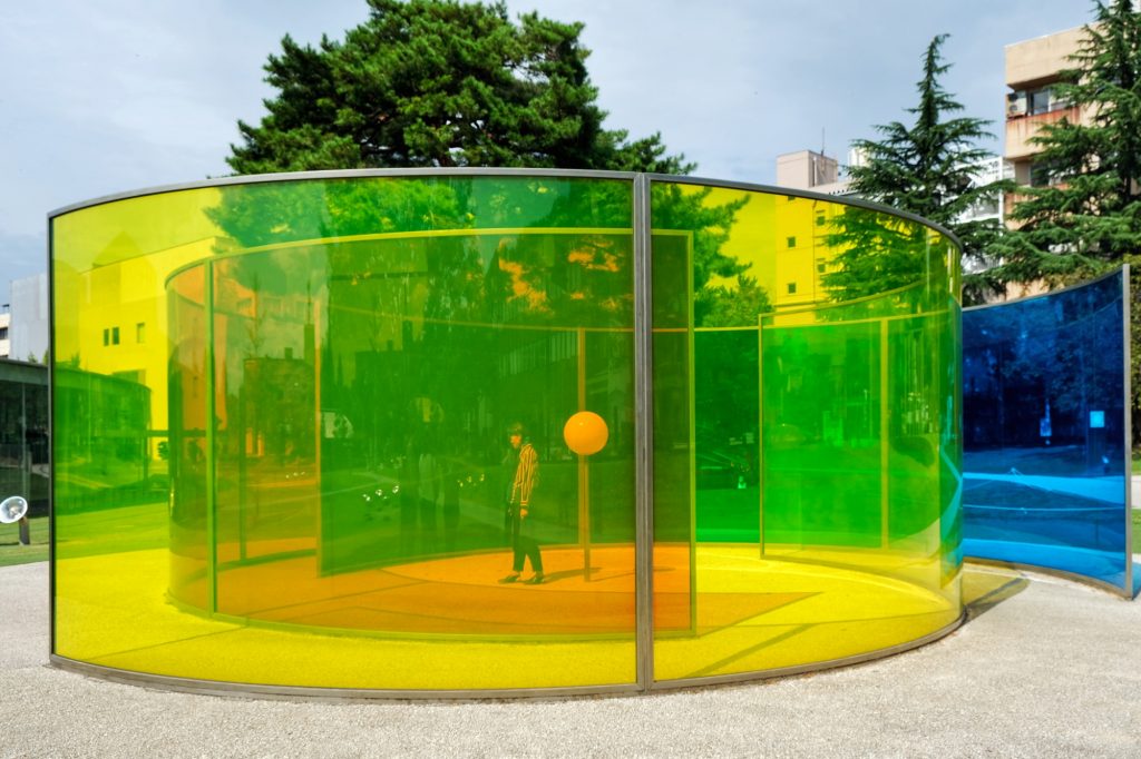 Installation artistique tout en couleur dans le musée du XXIe siècle de Kanazawa