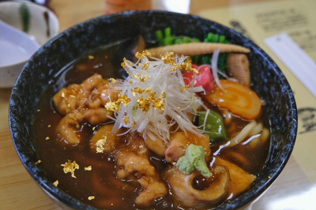Ramen à la feuille d'or dans le parc Kenrokuen de Kanazawa