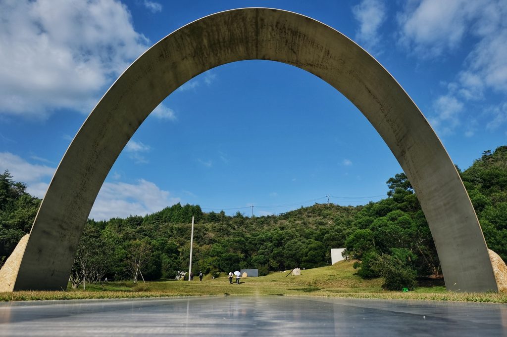 Une structure devant le musée Lee Ufan de Naoshima