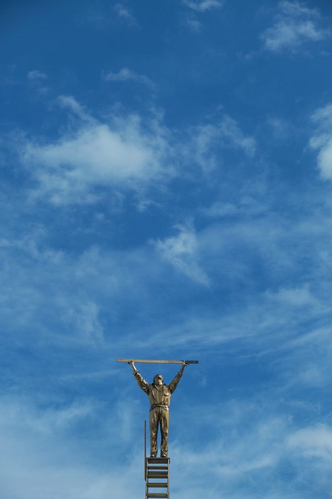 Une statue dorée sur le toit du musée du XXIe siècle de Kanazawa