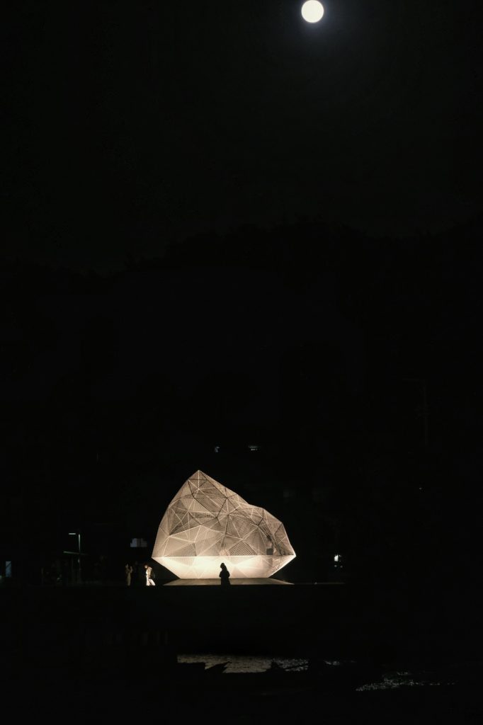 La pavillon de Naoshima de nuit avec la lune