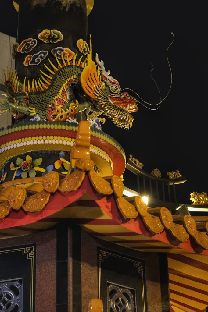Un dragon surplombant un temple du quartier chinois