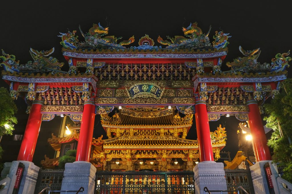 La porte d'un temple du quartier chinois de Yokohama