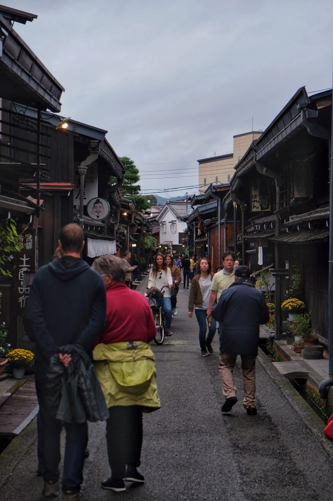 Rue traditionnelle et ses commerces à Takayama
