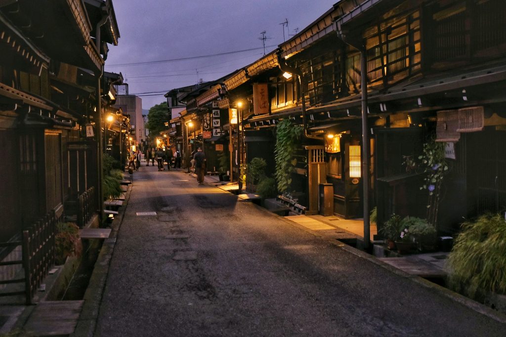 Rue traditionnelle de nuit à Takayama